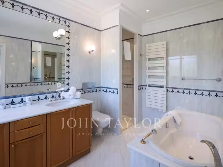 Propriété Cap-d-antibes - 10 chambres - 600m²