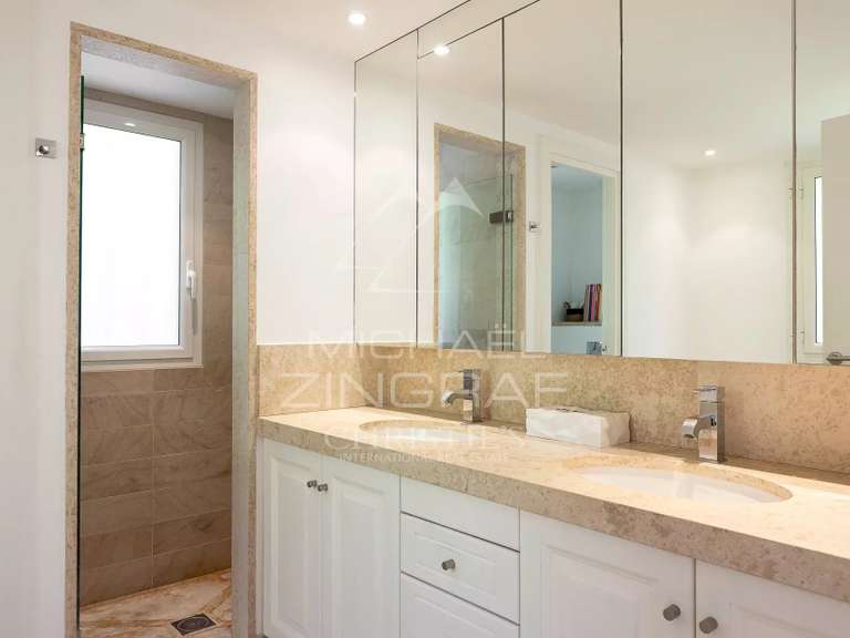 Villa Cap-d-antibes - 5 chambres - 240m²