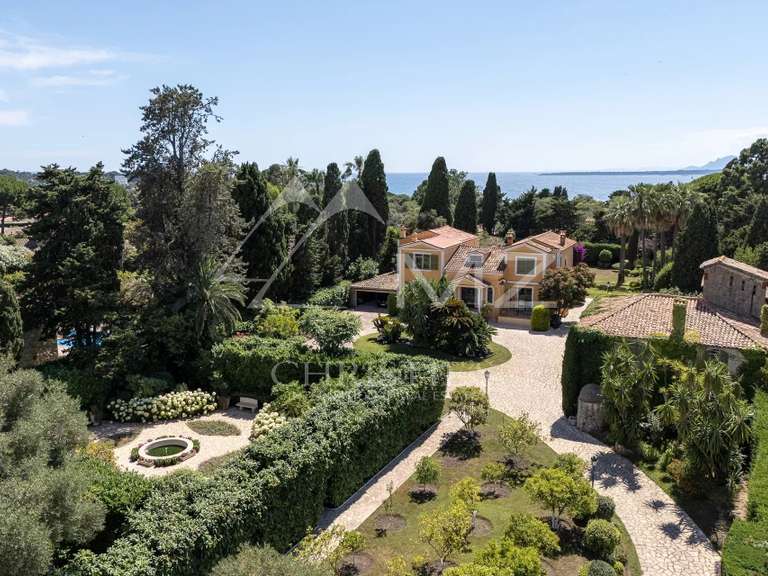 Villa Cap-d-antibes - 10 chambres - 655m²