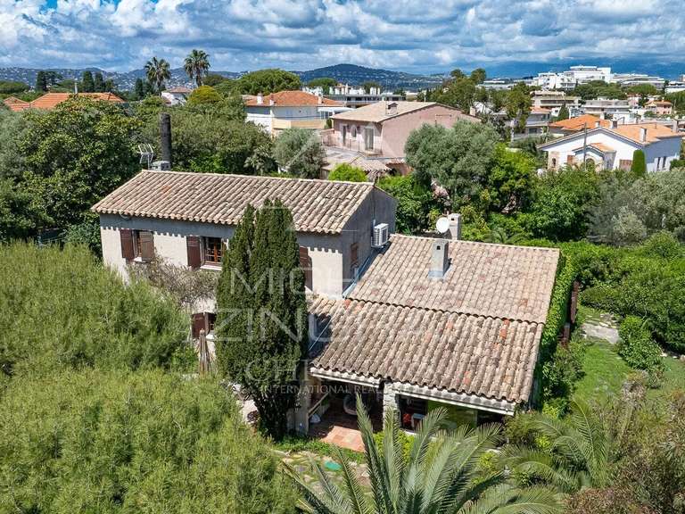 Villa Cap-d-antibes - 5 chambres - 191m²