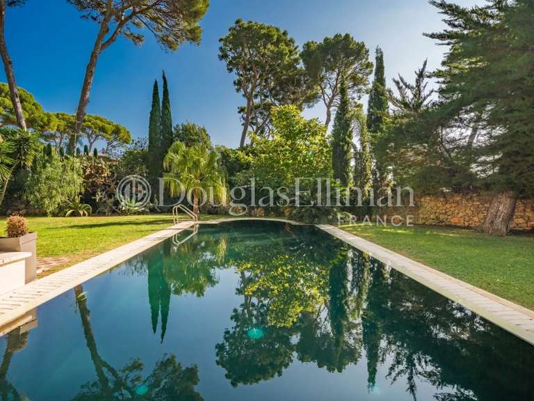 Villa Cap-d-antibes - 6 chambres - 245m²