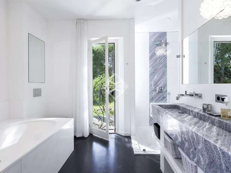 Villa Cap-d-antibes - 6 chambres - 400m²