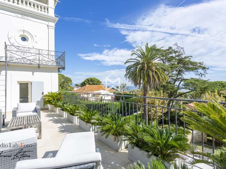 Villa Cap-d-antibes - 6 chambres - 400m²