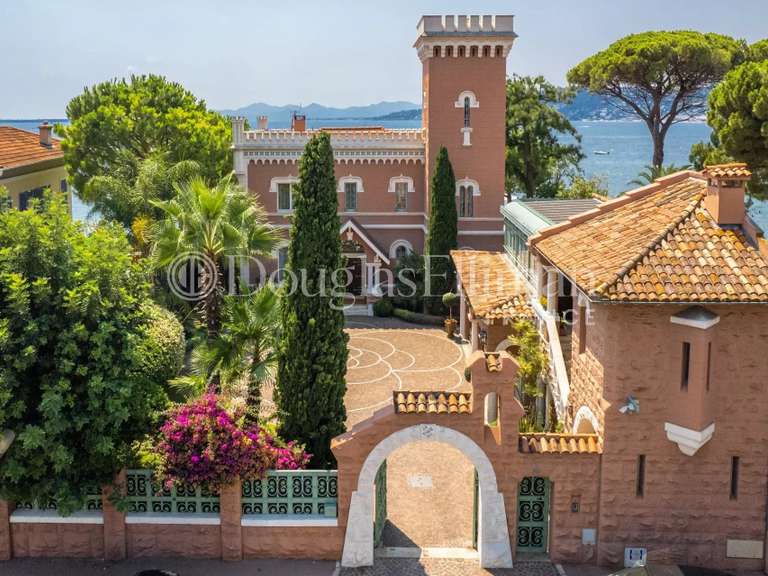 Villa Cap-d-antibes - 9 chambres - 600m²
