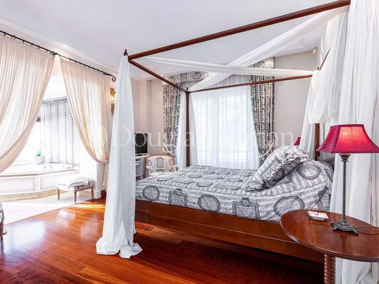 Villa Cap-d-antibes - 9 chambres - 600m²