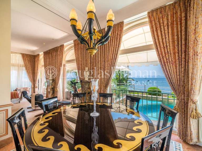 Villa Cap-d-antibes - 9 chambres - 600m²
