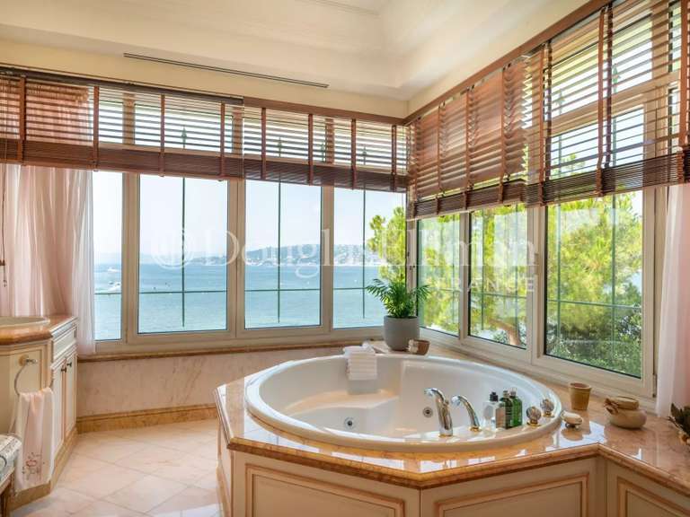 Villa Cap-d-antibes - 9 chambres - 600m²