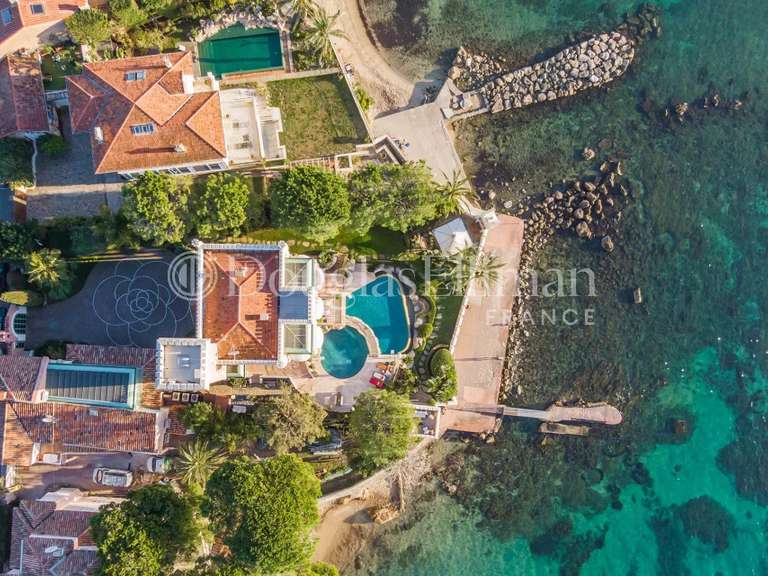 Villa Cap-d-antibes - 9 chambres - 600m²