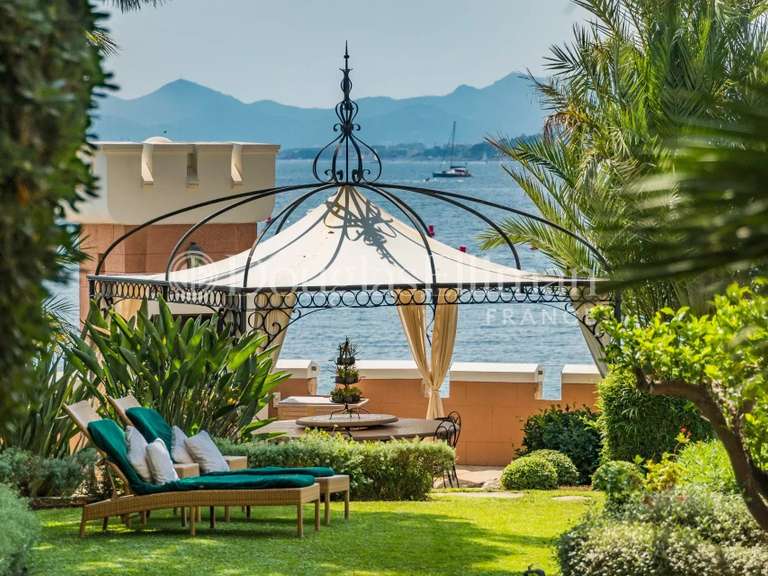 Villa Cap-d-antibes - 9 chambres - 600m²