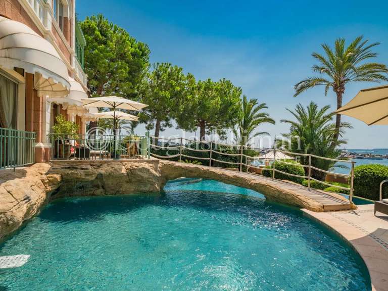 Villa Cap-d-antibes - 9 chambres - 600m²