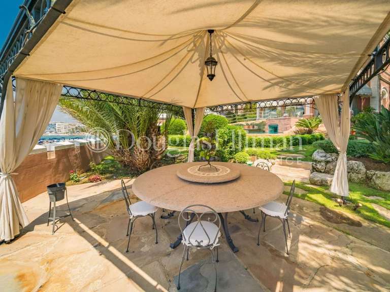 Villa Cap-d-antibes - 9 chambres - 600m²