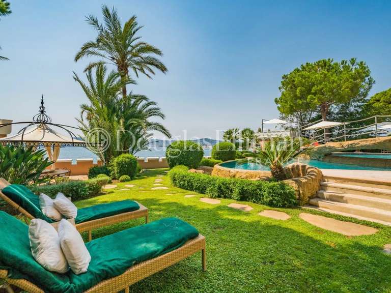 Villa Cap-d-antibes - 9 chambres - 600m²
