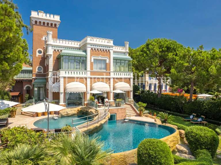 Villa Cap-d-antibes - 9 chambres - 600m²