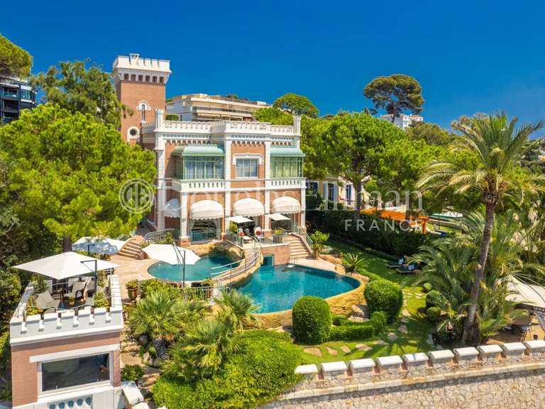 Villa Cap-d-antibes - 9 chambres - 600m²