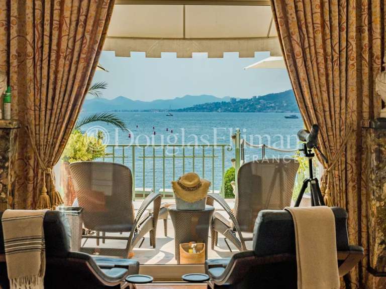 Villa Cap-d-antibes - 9 chambres - 600m²