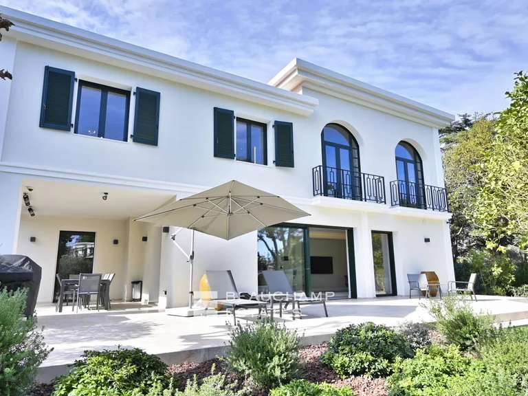 Villa Cap-d-antibes - 6 chambres - 300m²