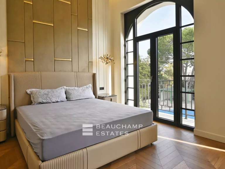 Villa Cap-d-antibes - 6 chambres - 300m²