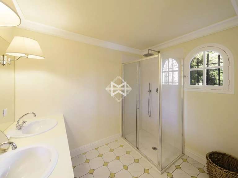 Villa Cap-d-antibes - 5 chambres - 295m²