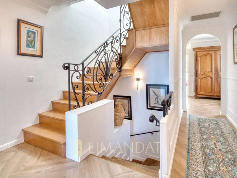 Villa Cap-d-antibes - 6 chambres - 270m²