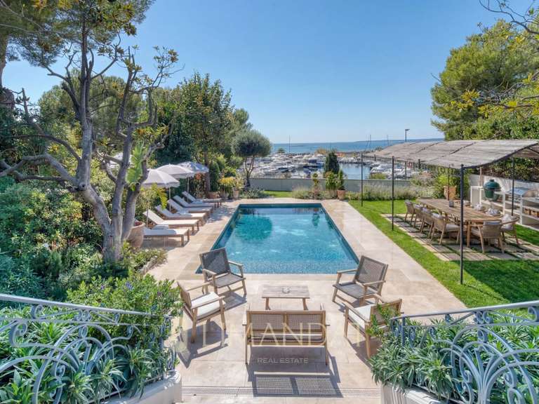 Villa Cap-d-antibes - 6 chambres - 270m²