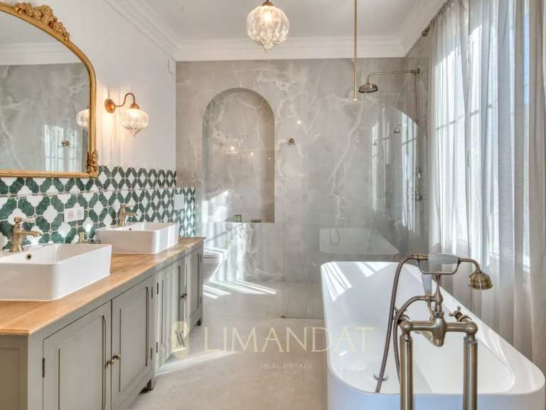 Villa Cap-d-antibes - 6 chambres - 270m²