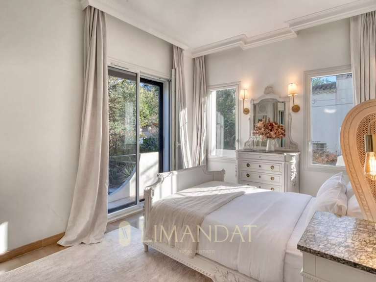 Villa Cap-d-antibes - 6 chambres - 270m²