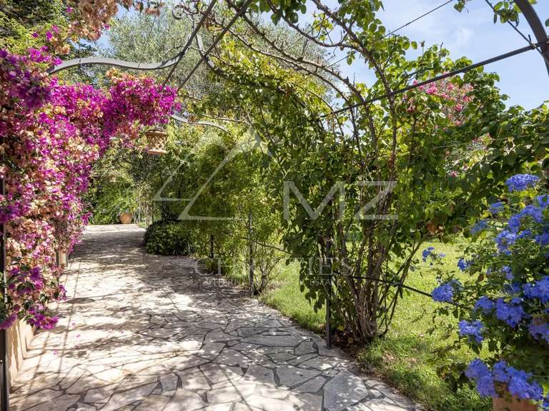Villa Cap-d-antibes - 4 chambres - 210m²