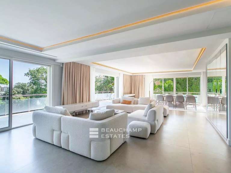 Villa Cap-d-antibes - 6 chambres - 320m²