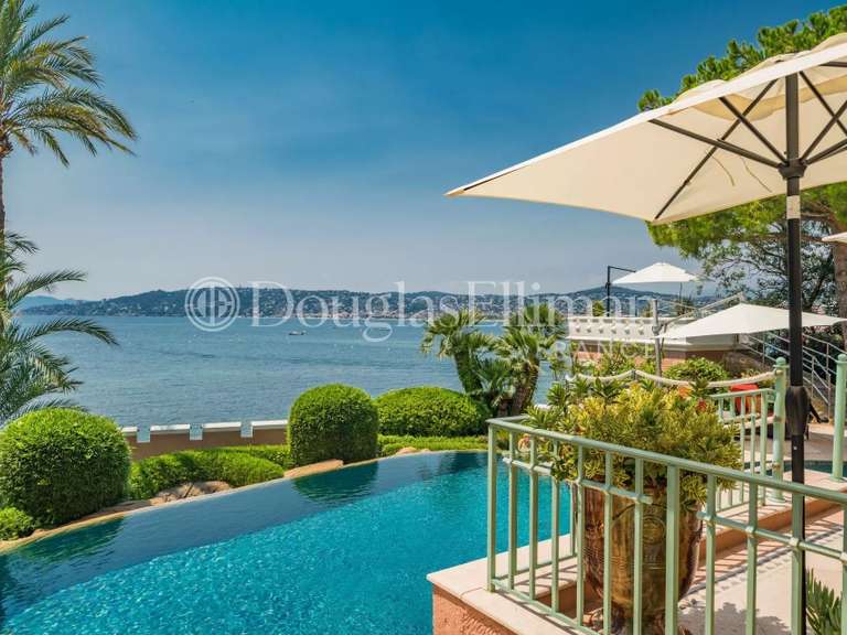 Villa Cap-d-antibes - 9 chambres - 600m²