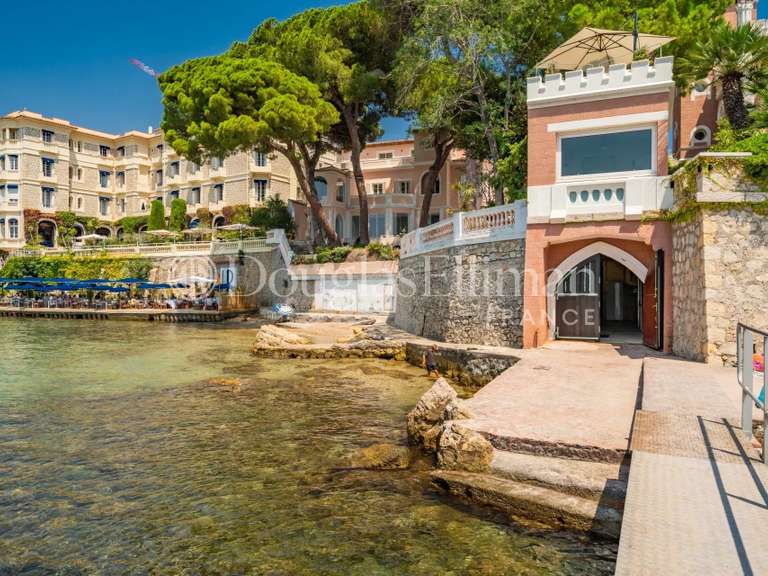Villa Cap-d-antibes - 9 chambres - 600m²