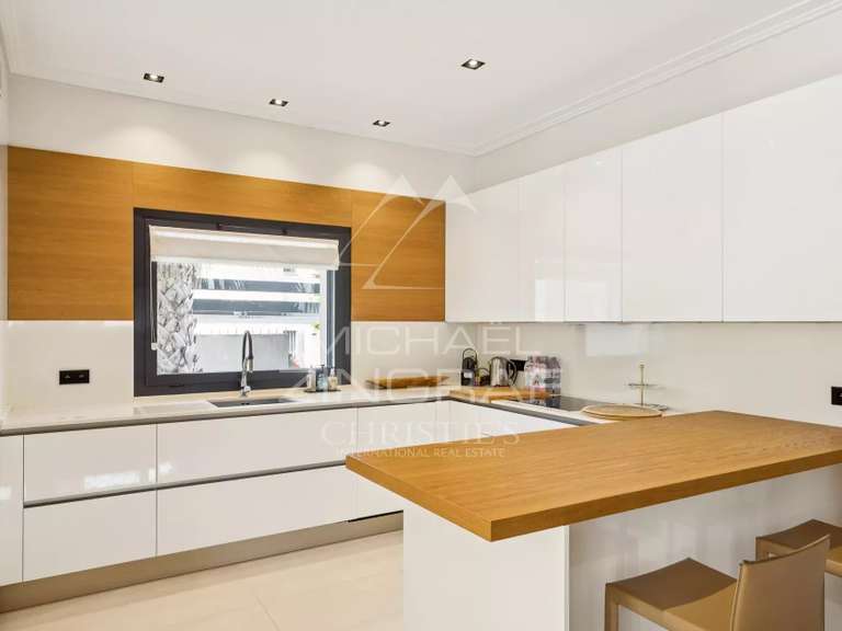 Villa Cap-d-antibes - 4 chambres - 300m²