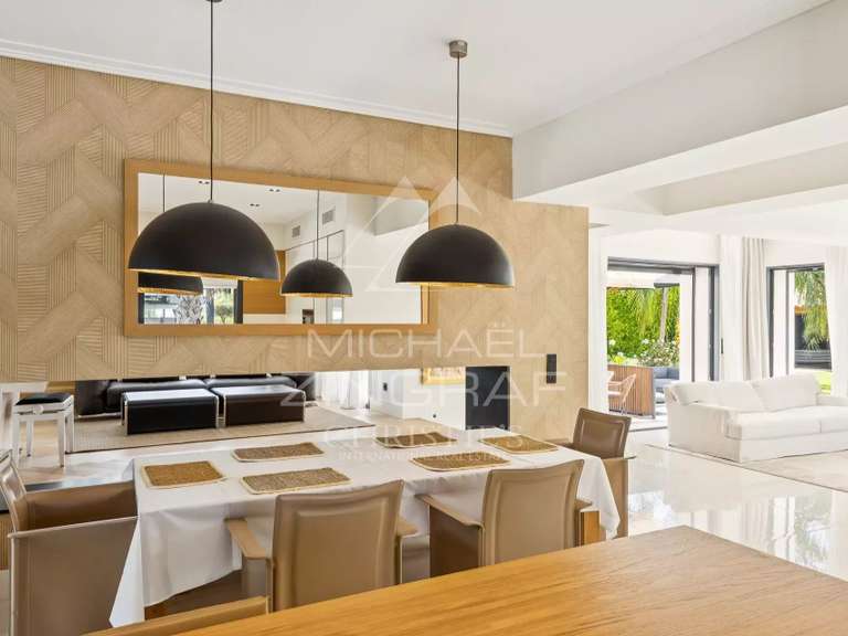 Villa Cap-d-antibes - 4 chambres - 300m²