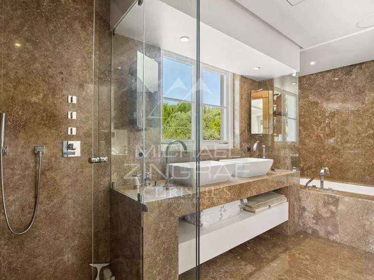 Villa Cap-d-antibes - 5 chambres - 323m²