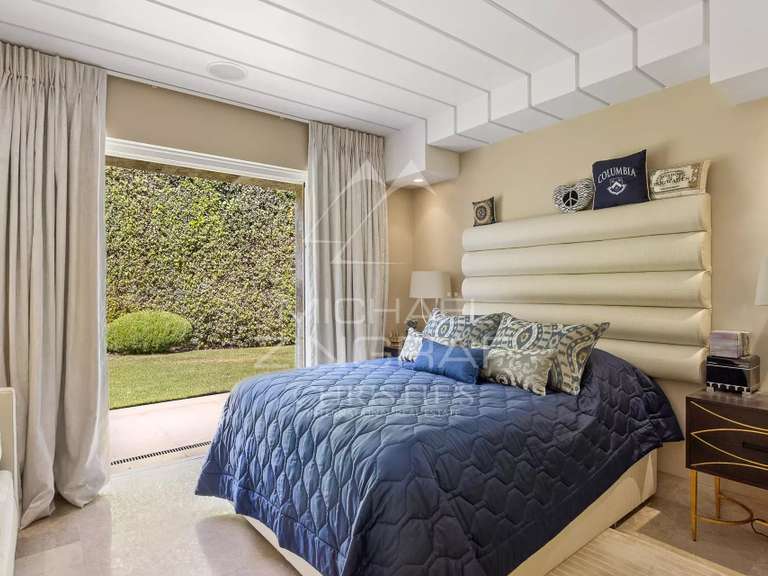 Villa Cap-d-antibes - 5 chambres - 323m²