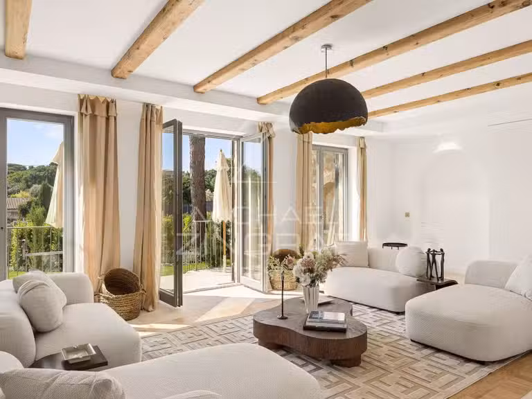 Villa Cap-d-antibes - 7 chambres - 432m²