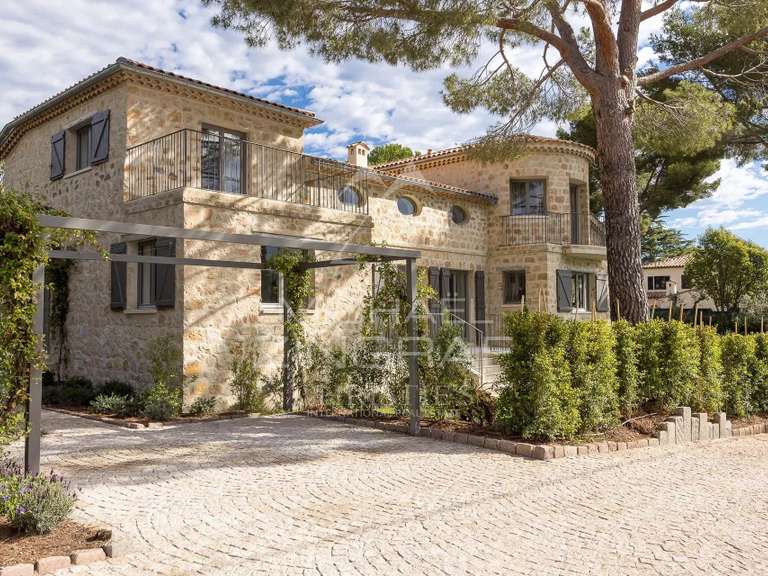 Villa Cap-d-antibes - 7 chambres - 432m²