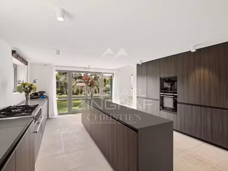 Villa Cap-d-antibes - 7 chambres - 432m²