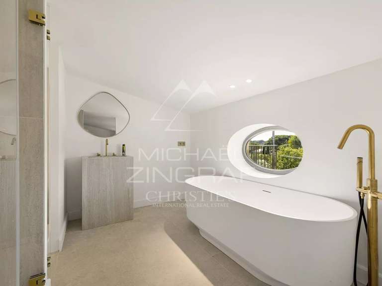 Villa Cap-d-antibes - 7 chambres - 432m²