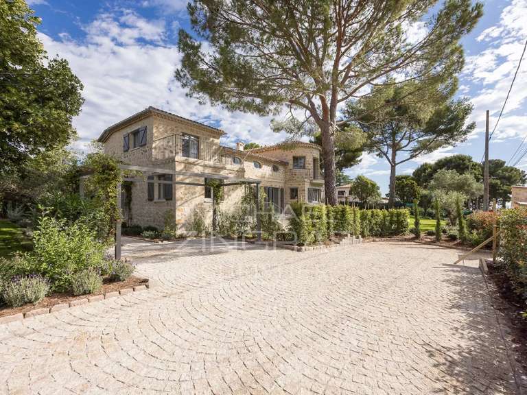Villa Cap-d-antibes - 7 chambres - 432m²