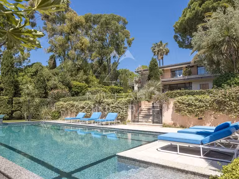 Villa Cap-d-antibes - 5 chambres - 379m²