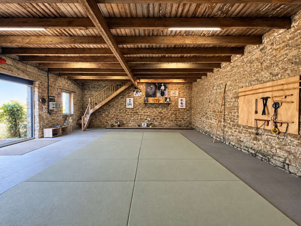 Maison Cast