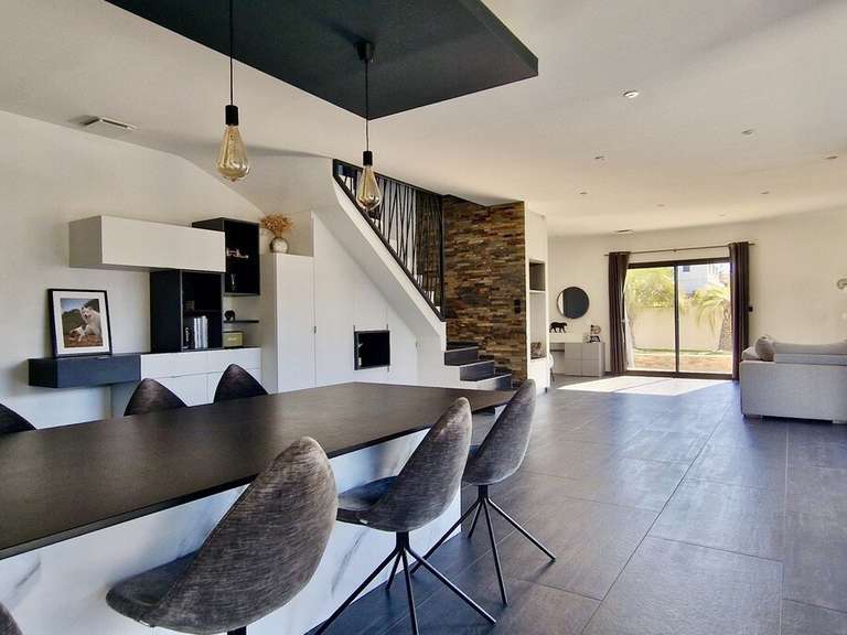 Villa Castelnau-le-Lez - 4 chambres - 218m²