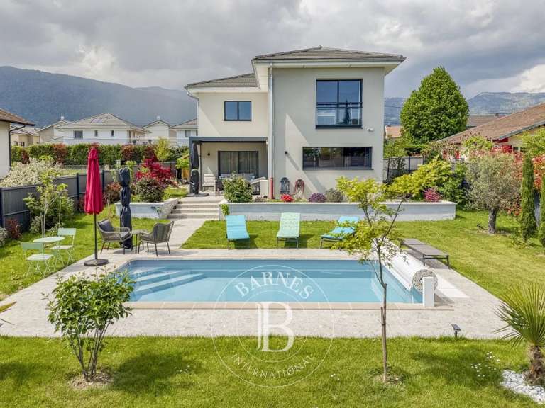 Maison Cessy - 5 chambres - 202m²