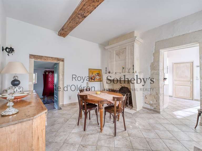 Castle Chaillevette - 9 bedrooms - 666m²