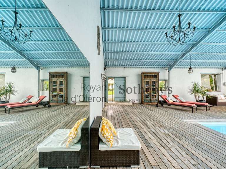 Castle Chaillevette - 9 bedrooms - 666m²