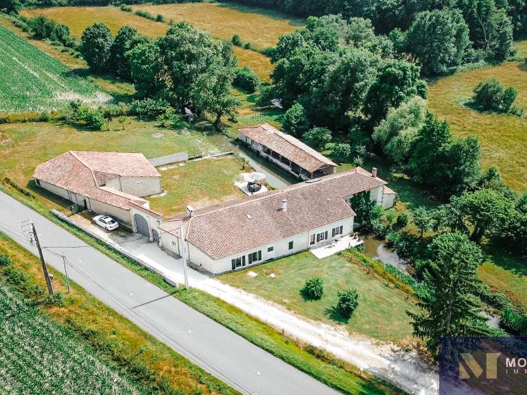 House Challignac - 4 bedrooms - 234m²