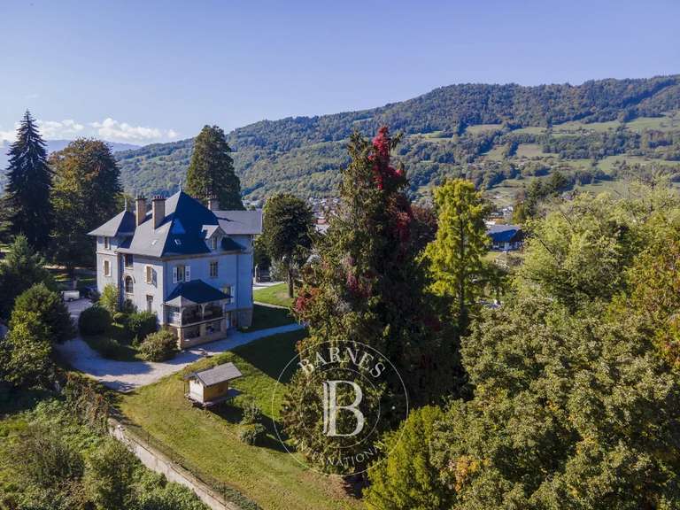 Maison Chambéry - 9 chambres - 809m²
