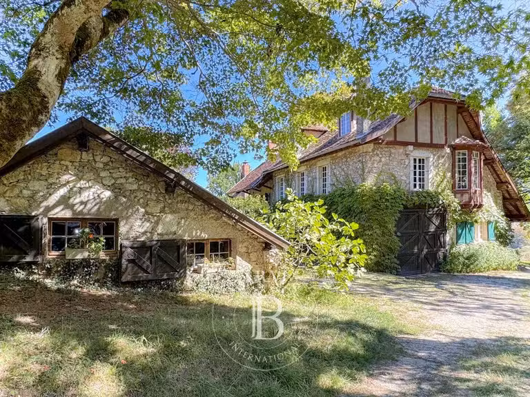 Maison Chambéry - 8 chambres - 527m²
