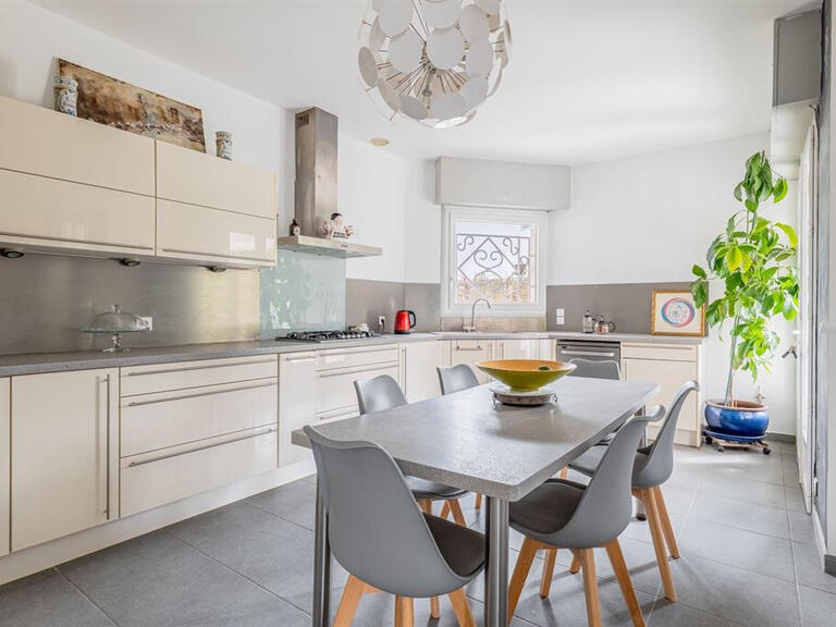House Champagne-au-Mont-d'Or - 5 bedrooms - 214m²
