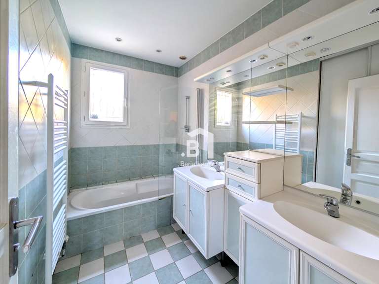 House Champagne-au-Mont-d'Or - 7 bedrooms - 228m²